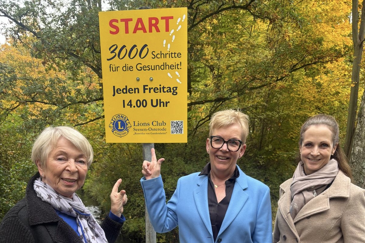 Karola Plessmann-Nienstedt, Präsidentin Beatrix Tappe-Rostalski und Sylvana Drewes vom Lions Club(v.li) bei der Einweihung des neuen Startschildes