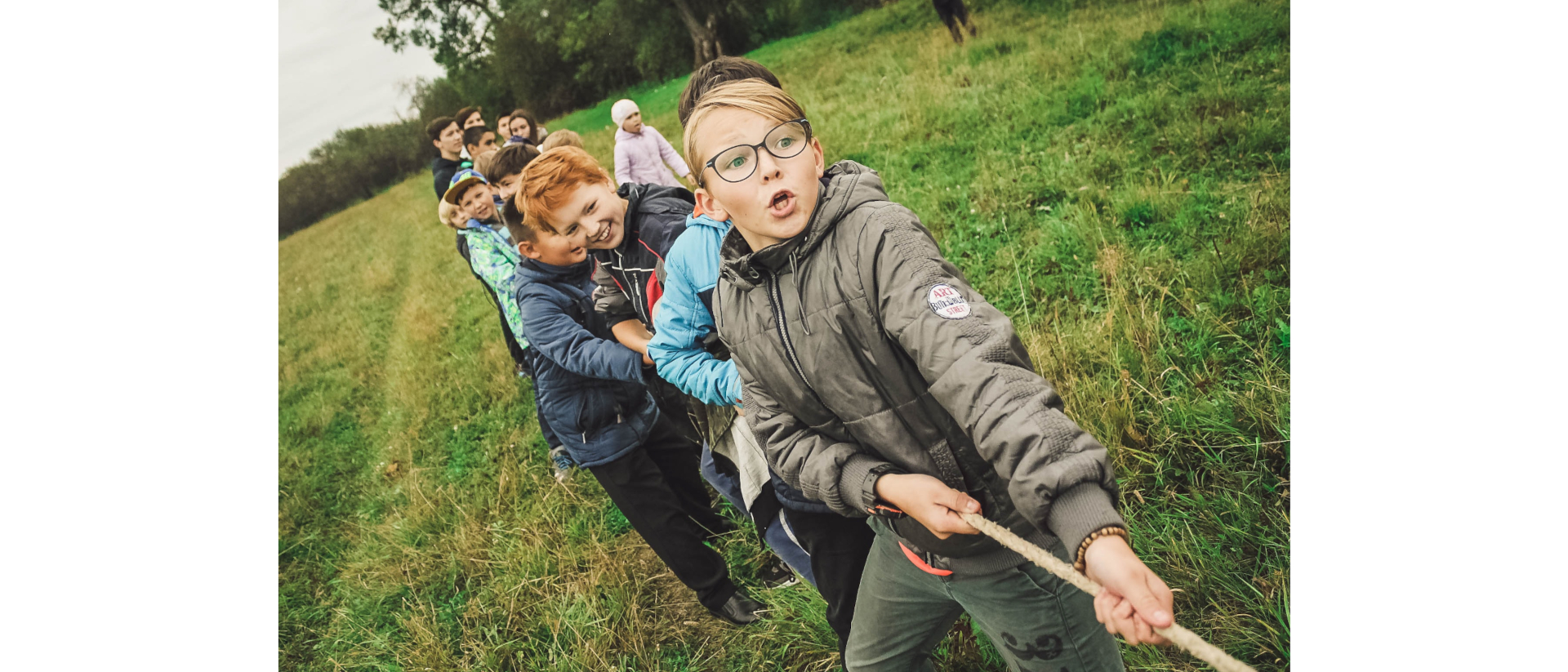 Jugendliche beim Tauziehen