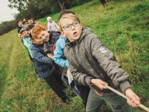 Kinder beim Tauziehen