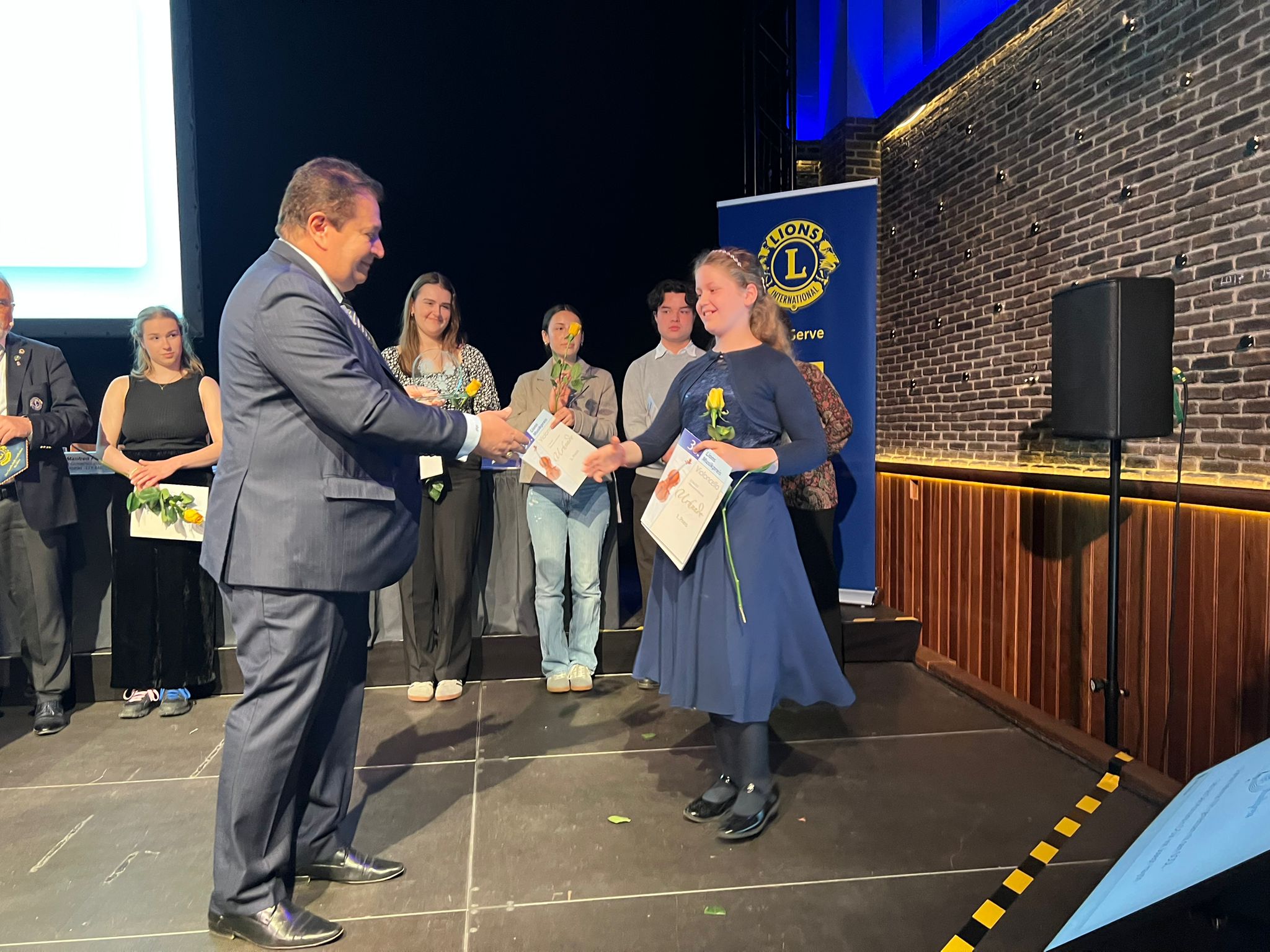 Preisübergabe an Charlotte Melkonian durch IP Fabrício Oliveira